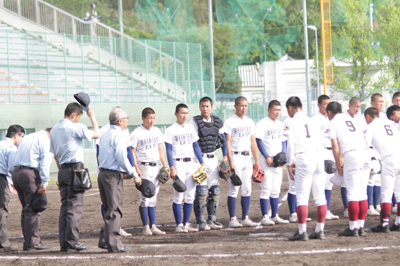 快勝して整列する和歌山東ナイン