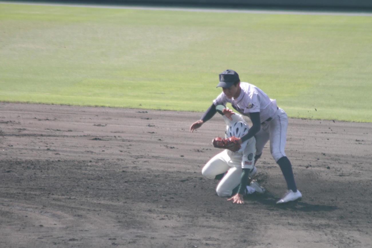 熊野の関矢舜内野手は4回、二塁上で二塁からのそれた送球を好捕してアウトにした