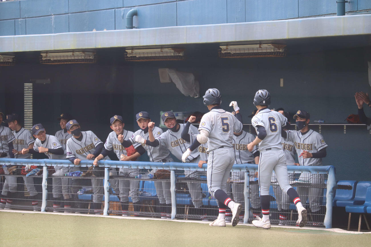 千葉学芸対中央学院　3回表、1死一塁から左越えの2ラン本塁打を打った有園を笑顔で迎える千葉学芸のベンチ（撮影・保坂淑子）