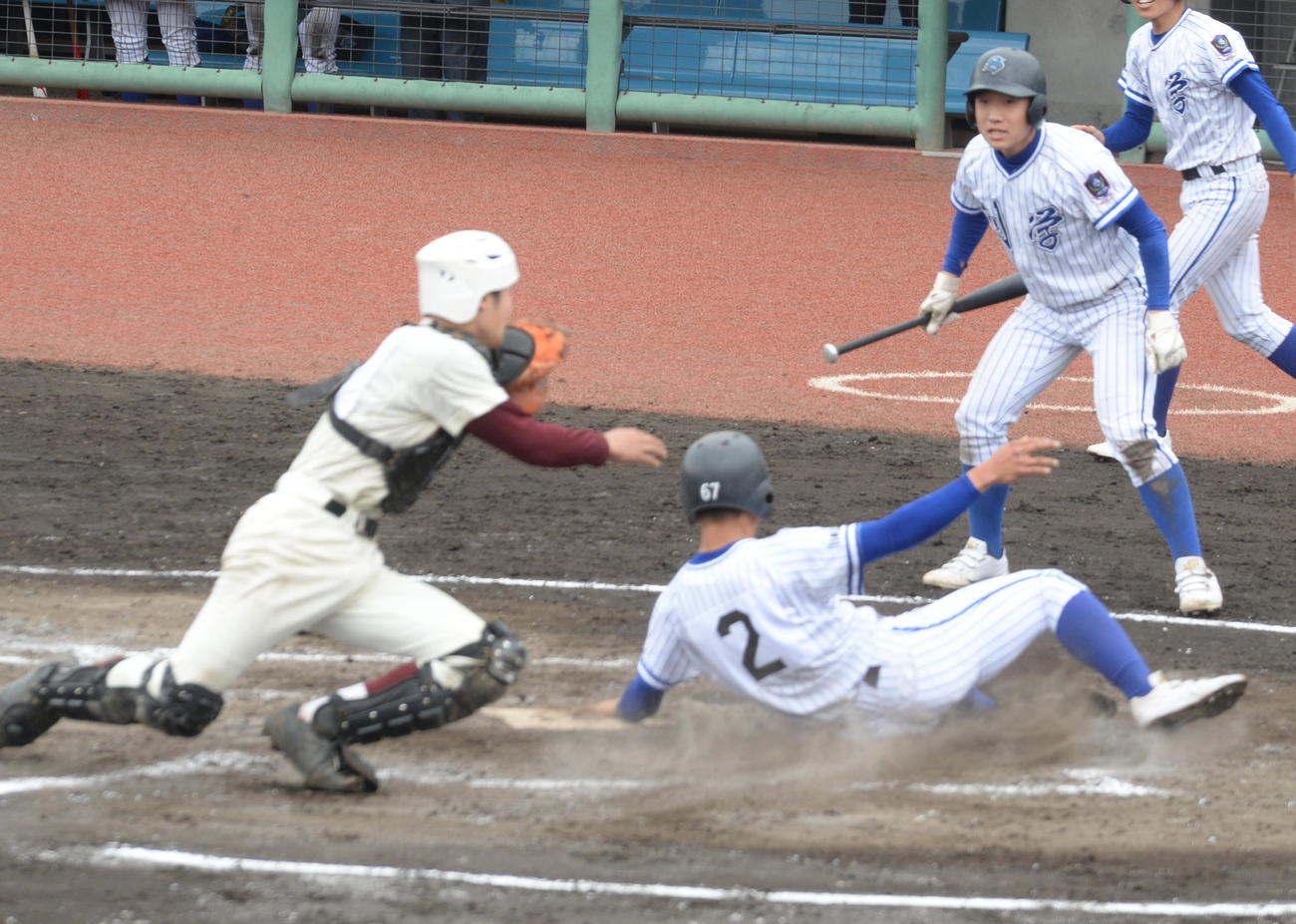 佐東の2点適時打で二塁から生還する創学館・藤田（撮影・濱本神威）