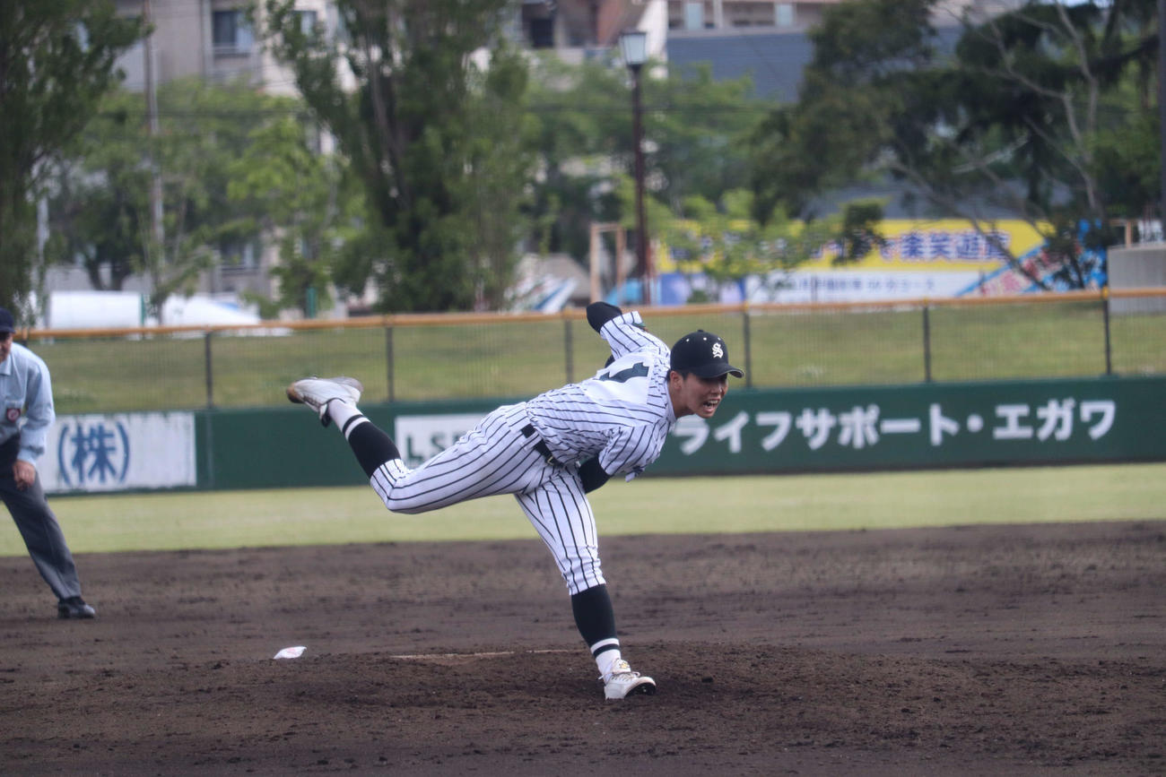 水城対水戸啓明　9回からマウンドに上がり、1回を投げ3安打2失点の水城・樫村（撮影・保坂淑子）