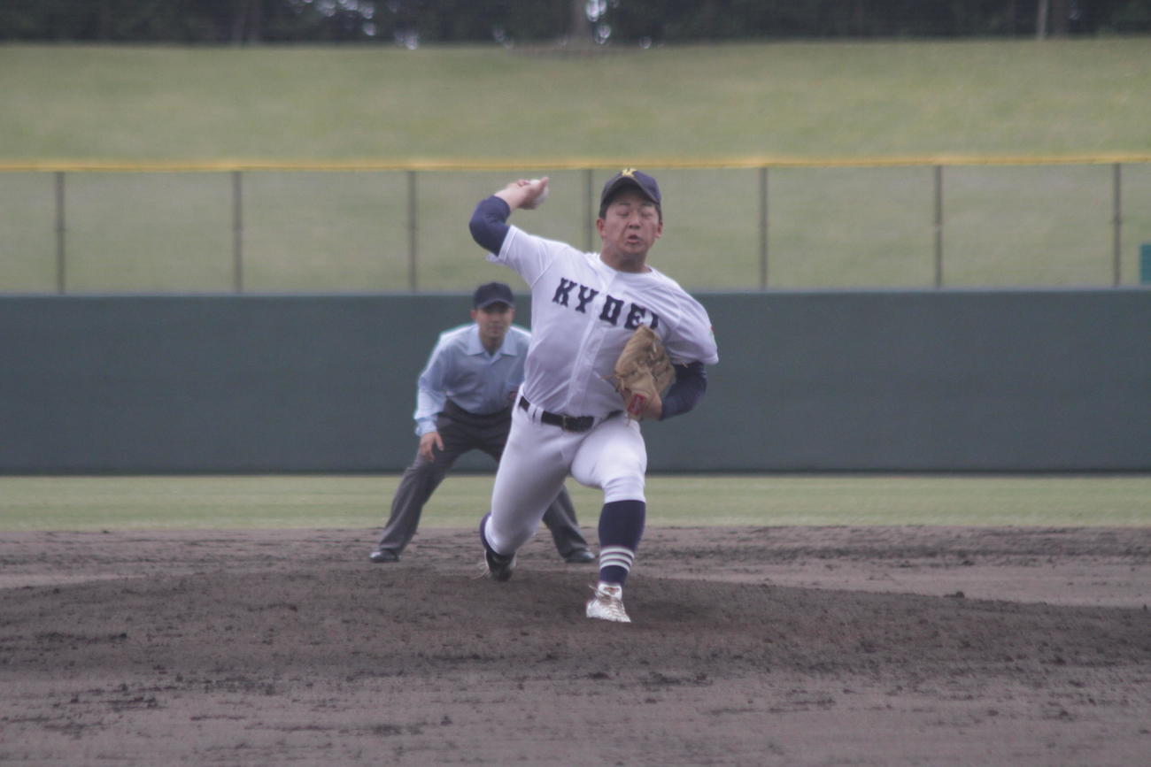 享栄の肥田は劣勢の5回途中から登板して140キロ台後半の速球でグイグイ押した
