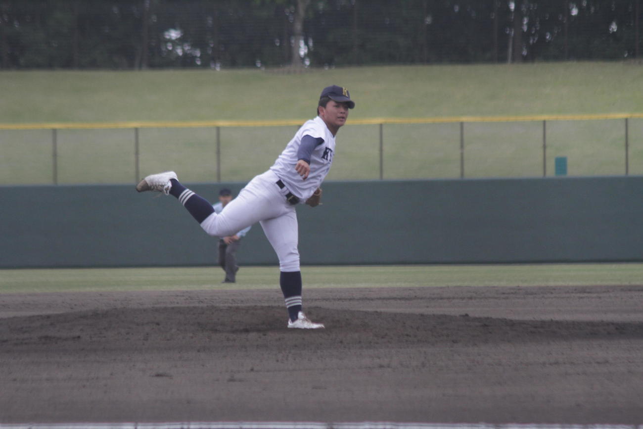 享栄の肥田優心投手は劣勢の5回途中から登板して140キロ台後半の速球でグイグイ押した