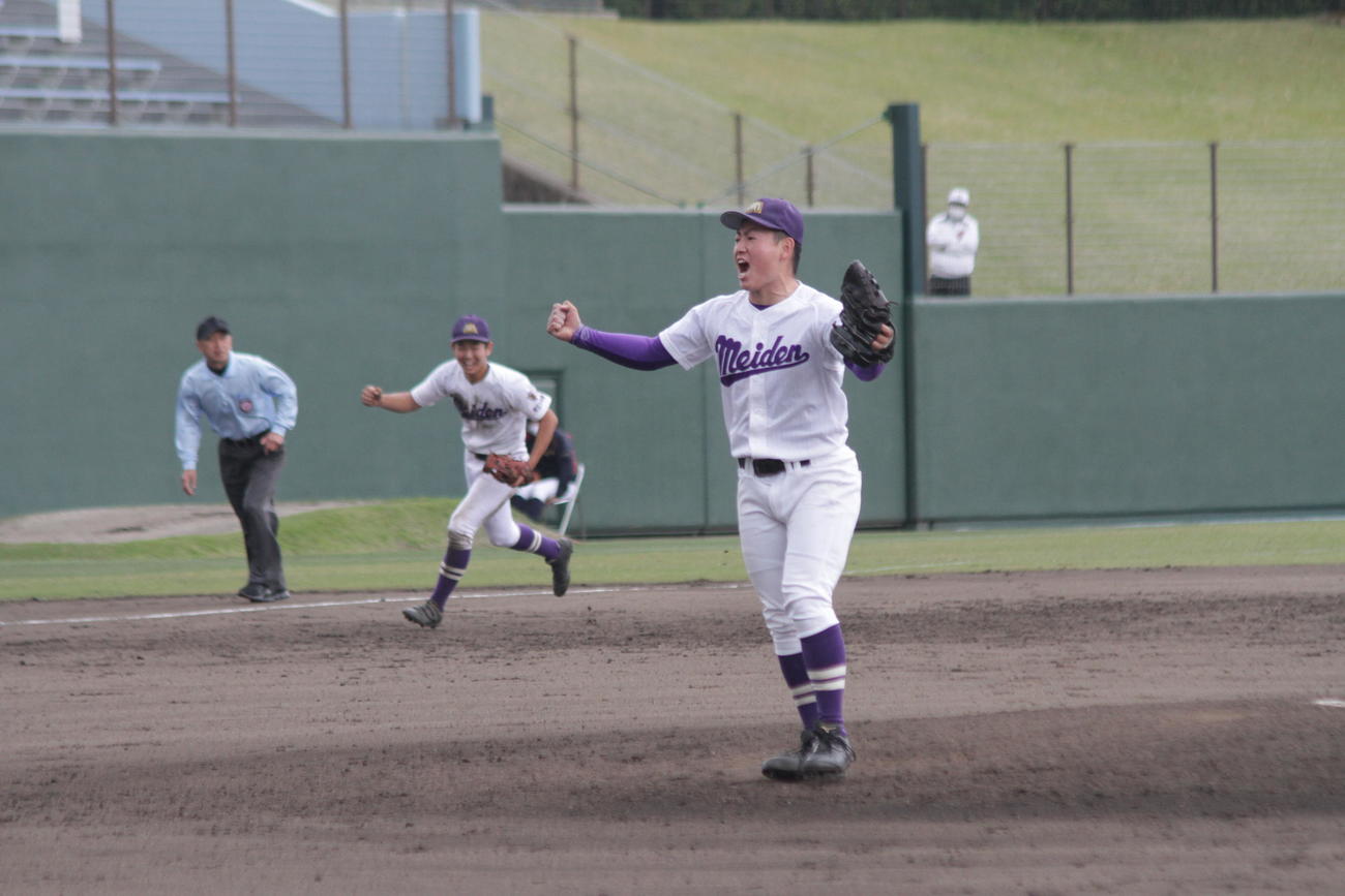 愛工大名電の剛腕野崎が9回、空振り三振で春の優勝を決めガッツポーズ