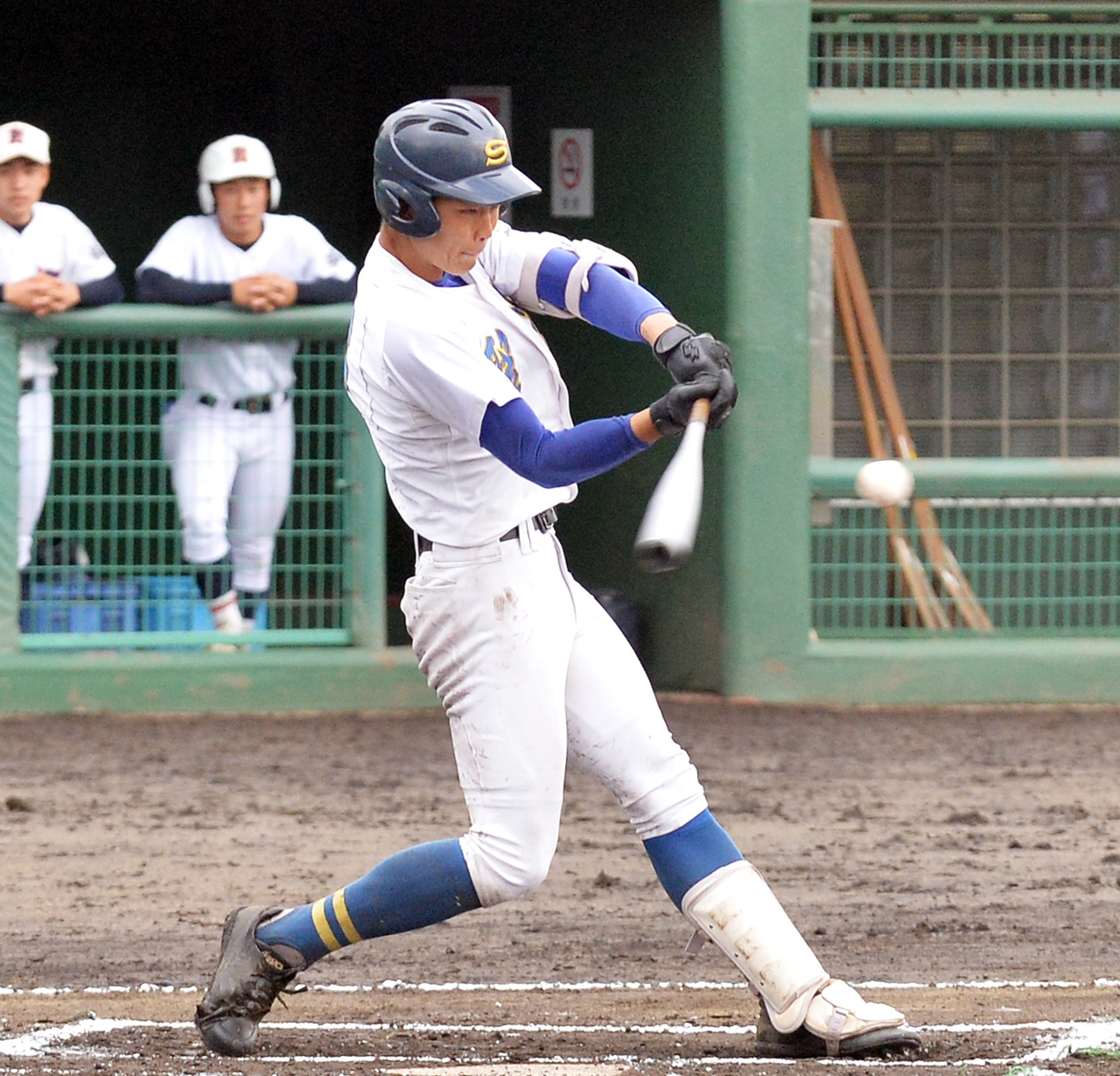 6回、左前適時打を放つ聖光学院・坂本（撮影・佐藤究）