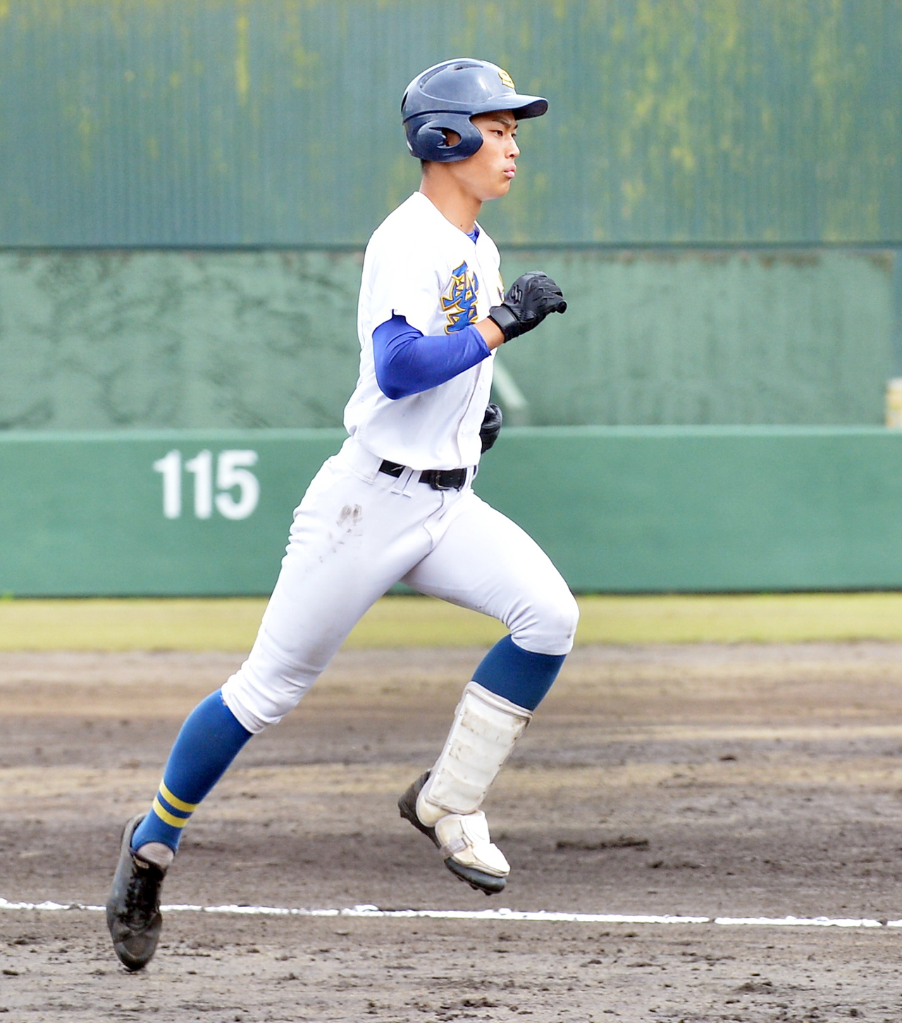 1回裏聖光学院無死一、二塁、左越え3ランを放ち、ダイヤモンドを回る坂本寅泰（撮影・佐藤究）