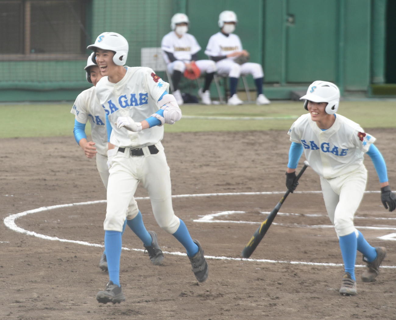 6回、左越えに3ランを放ち、笑顔で生還する寒河江・山崎