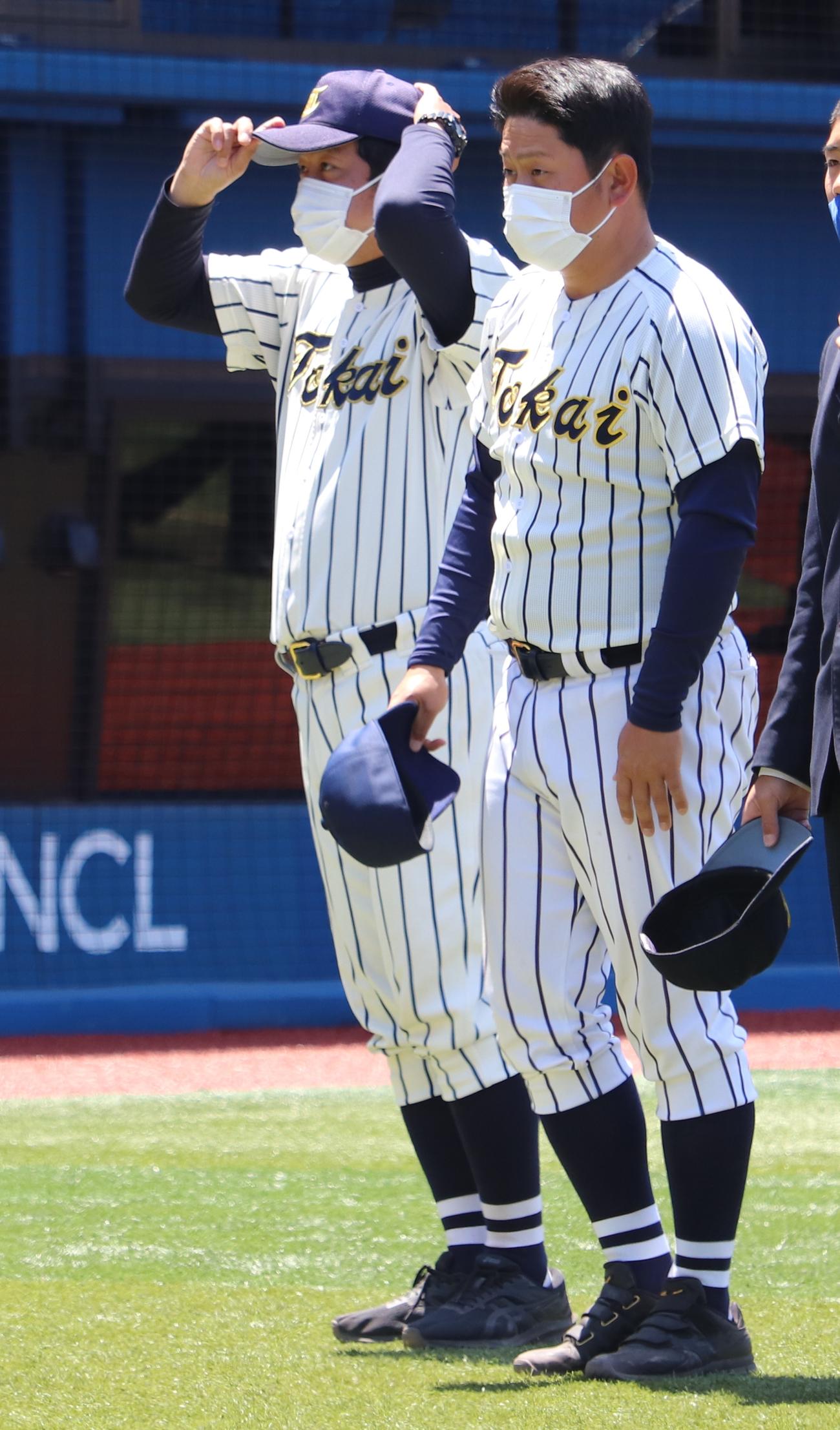 東海大相模対日大藤沢　東海大相模の監督代行を務めた遠藤コーチ（右）。左は長谷川部長（撮影・古川真弥）