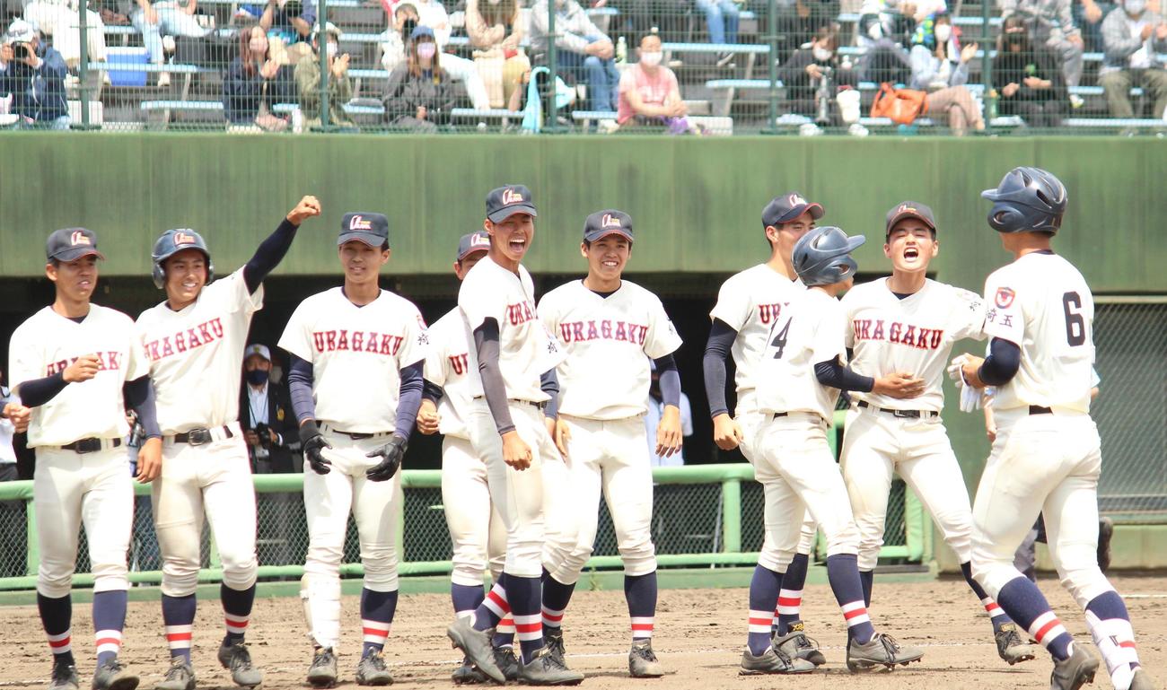 昌平対浦和学院　10回裏浦和学院1死満塁、サヨナラ打を放った吉田匠（右端）を笑顔で迎える選手たち（撮影・保坂恭子）