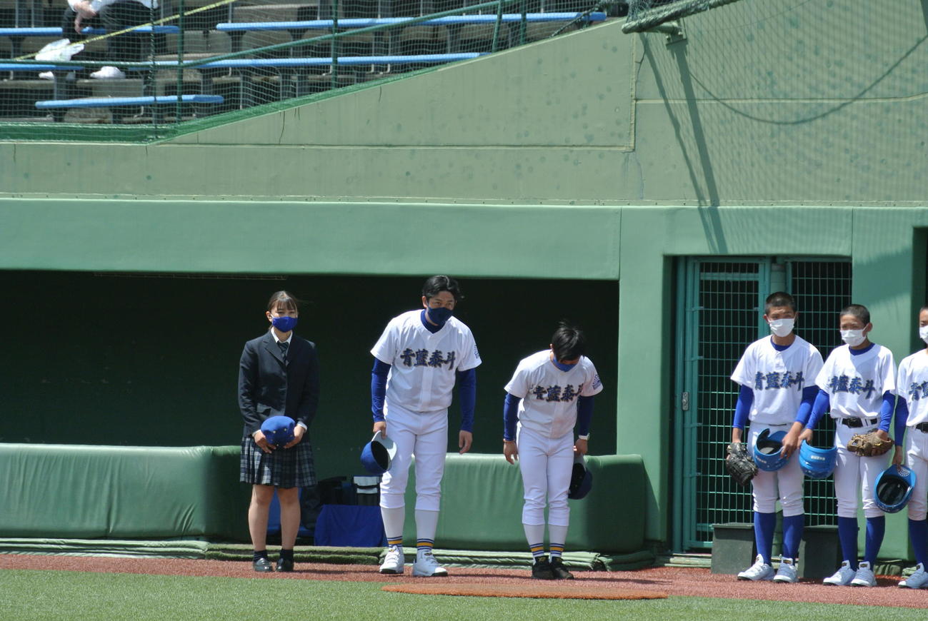 元阪神投手で4月から母校青藍泰斗の野球部を指導する石川俊介監督（左から2人目）は試合前に佐野日大のやはり元阪神投手、麦倉洋一監督にあいさつする（撮影・井上眞）