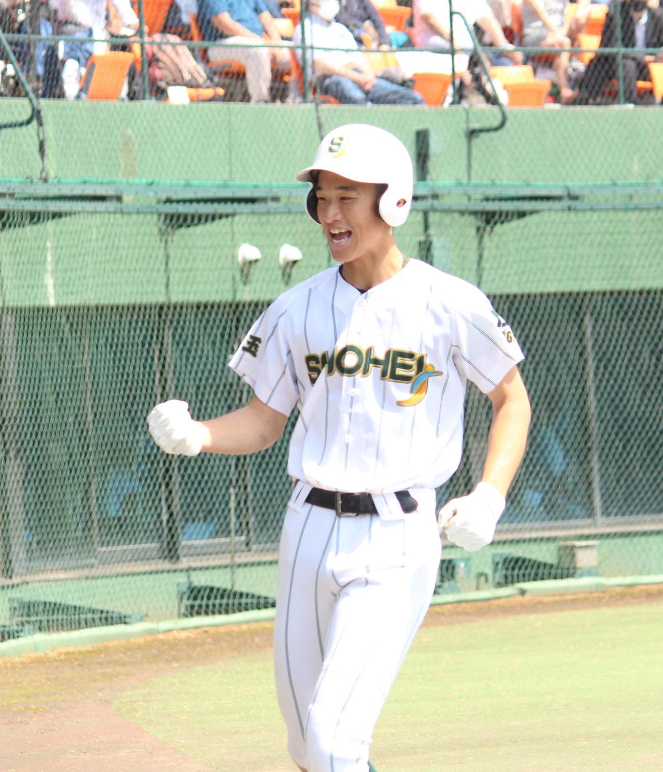 昌平対浦和学院　1回表昌平1死二塁、先制の左越え2点本塁打を放ち笑顔でベンチに戻る吉野（撮影・保坂恭子）