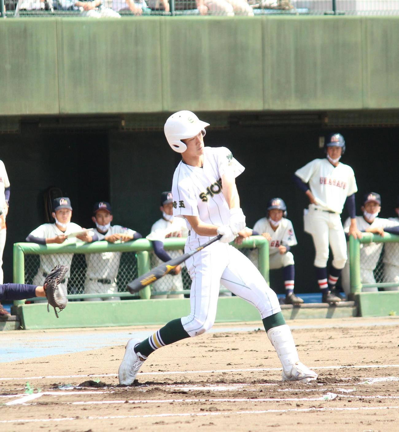 昌平対浦和学院　1回表昌平1死二塁、先制の左越え2ランを放った吉野（撮影・保坂恭子）