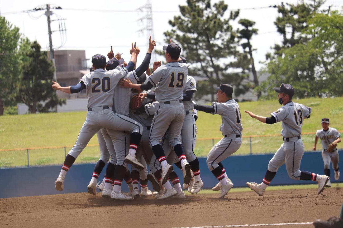 千葉学芸対専大松戸　優勝を決め、マウンドに集まり喜ぶ千葉学芸の選手たち（撮影・保坂淑子）