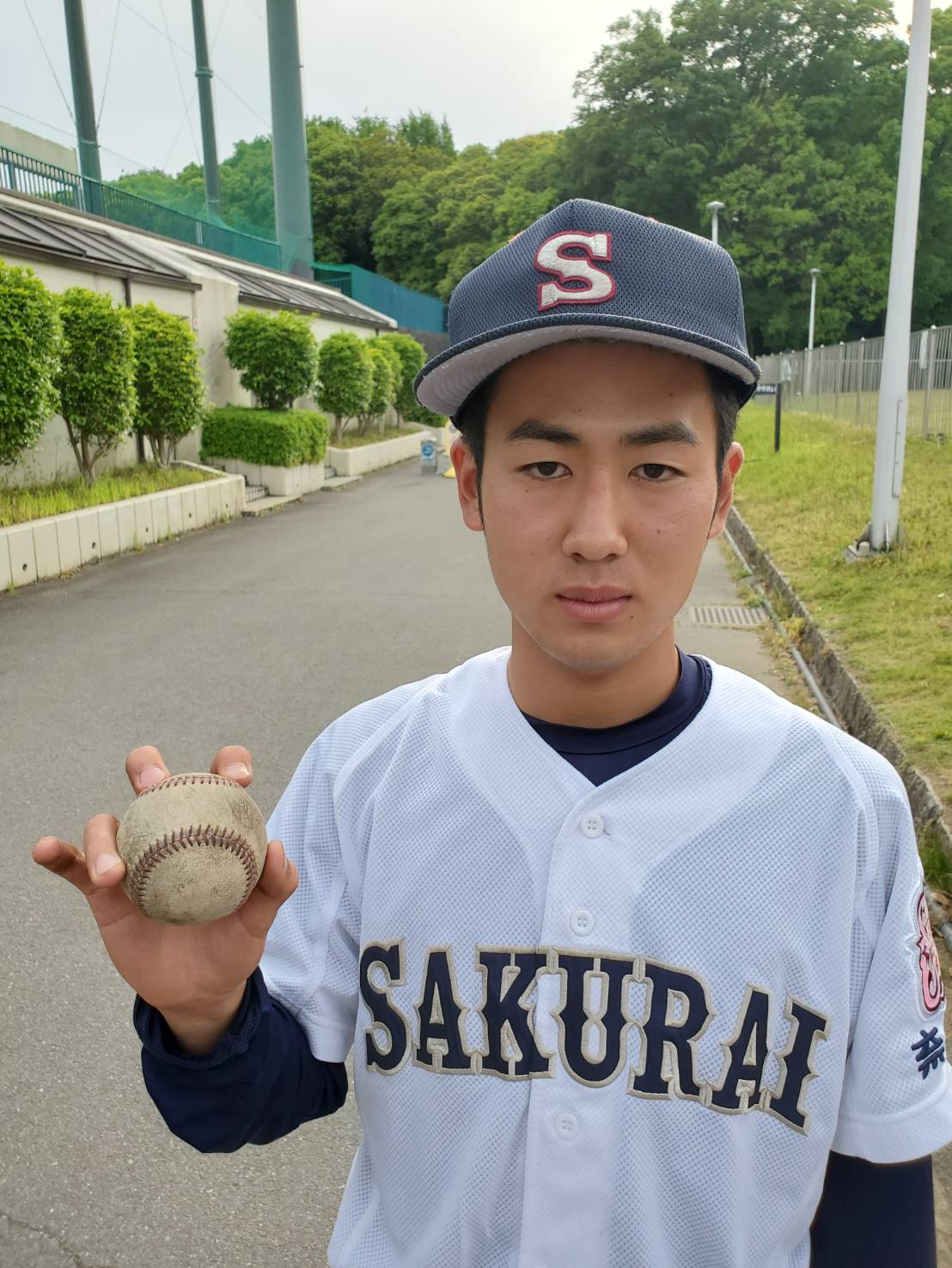 桜井・岡本はナックルボールの握りを見せる
