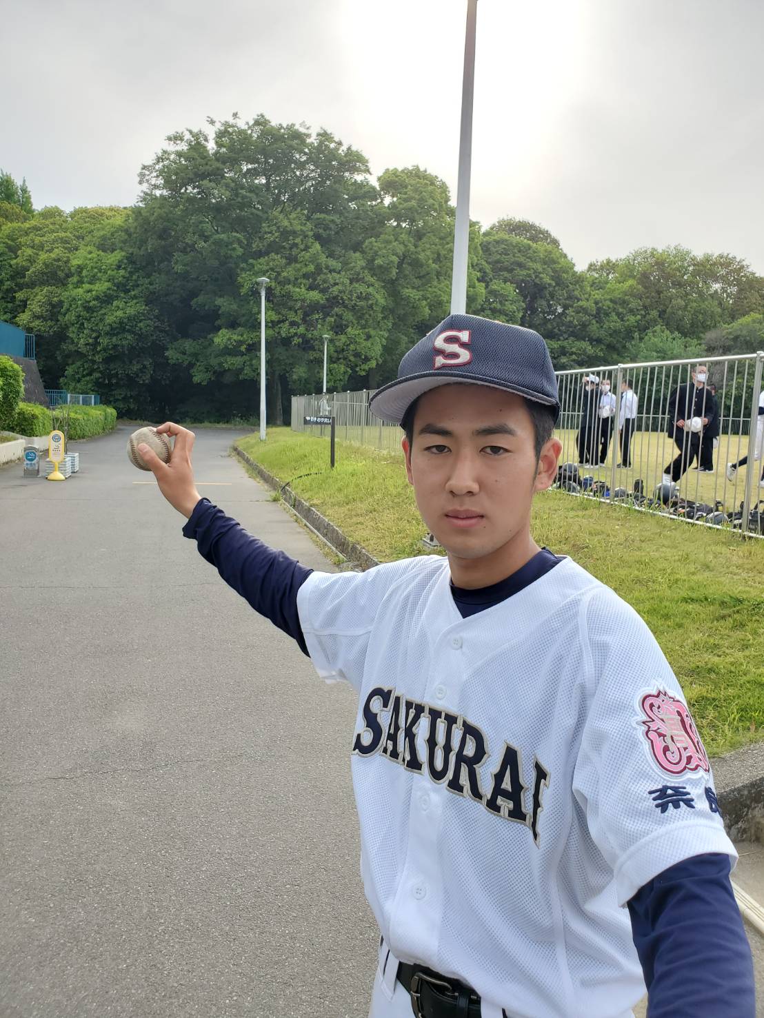 桜井・岡本斉悟投手はナックルボールの腕の振りを見せる