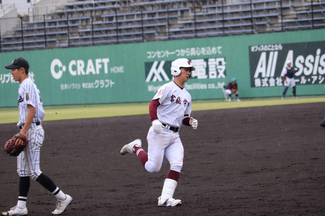 水城対常総学院　常総学院　6回　2死一塁から左越えの2ラン本塁打を打ちダイヤモンドを回る田辺（撮影・保坂淑子）