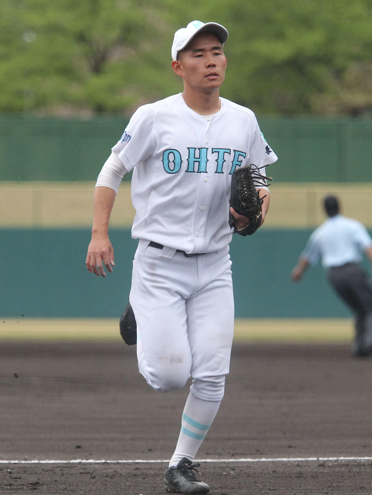 長岡対長岡大手　ピンチを抑え、無表情でベンチに戻る長岡大手の荒木