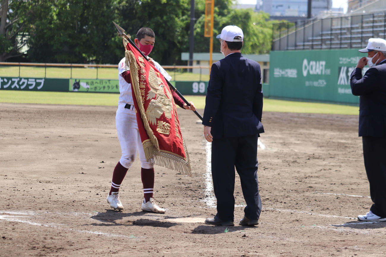 春季茨城大会を制し、優勝旗を受け取る、常総学院・主将の田辺（撮影・保坂淑子）