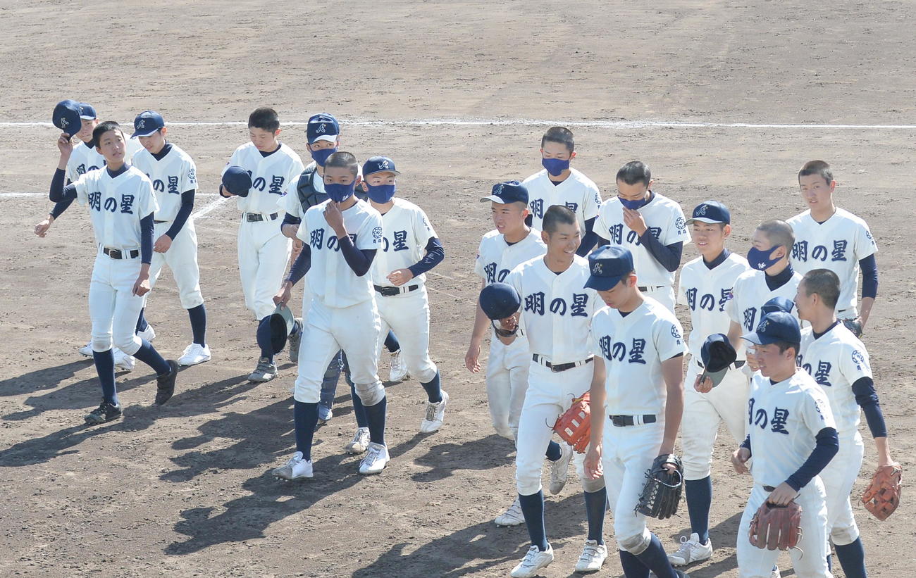 青森明の星対青森中央　試合に勝利し笑顔を見せる青森明の星ナイン（撮影・佐藤究）
