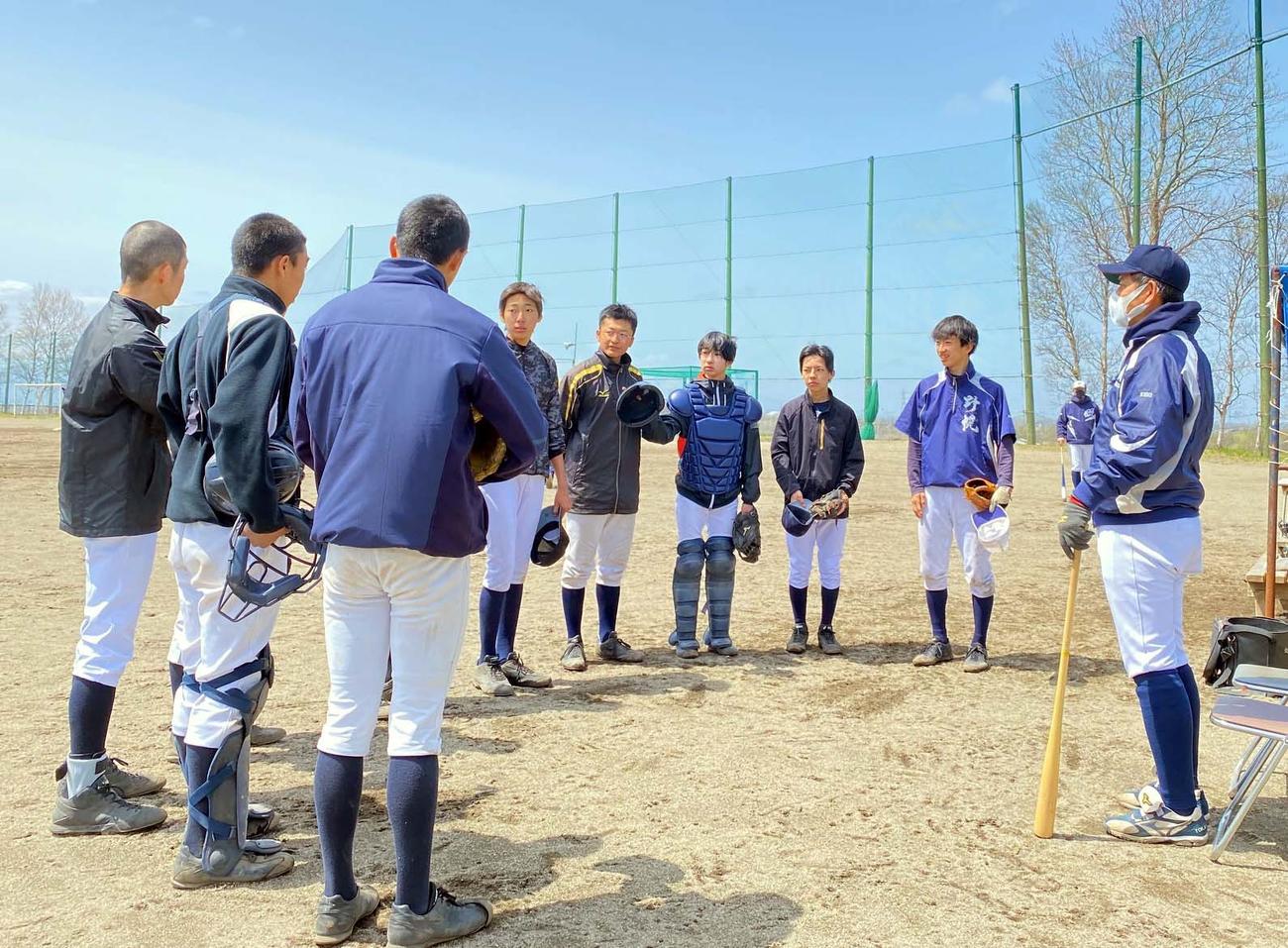 選手に話をする野幌の木戸監督（右）（野幌高野球部提供）