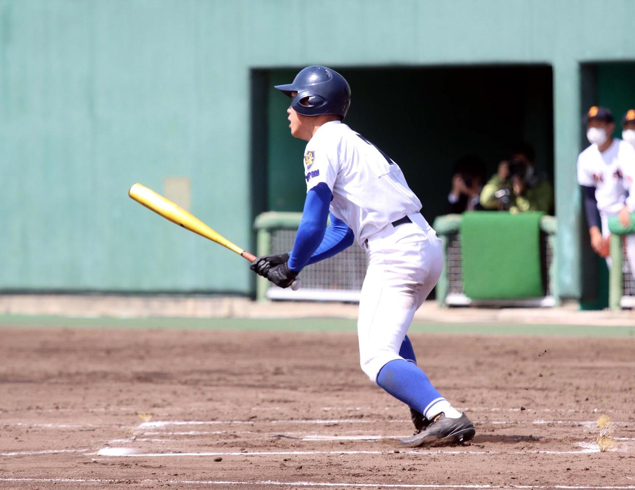 札幌龍谷学園対札幌創成　7回表札幌龍谷学園2死二塁、勝ち越しの中越え適時二塁打を放つ宮崎（撮影・永野高輔）