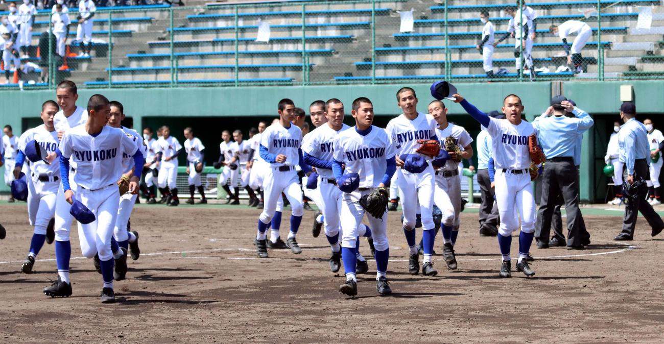 札幌龍谷学園対札幌創成　1勝一番乗りを果たし駆けだす決勝打の宮崎（右端）ら札幌龍谷学園の選手たち（撮影・永野高輔）