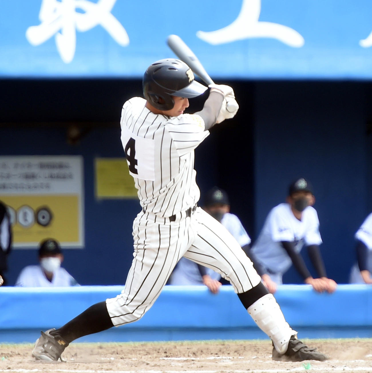 7回、コールド勝ちを決める中前適時打を放つ石田恋（撮影・山田愛斗）