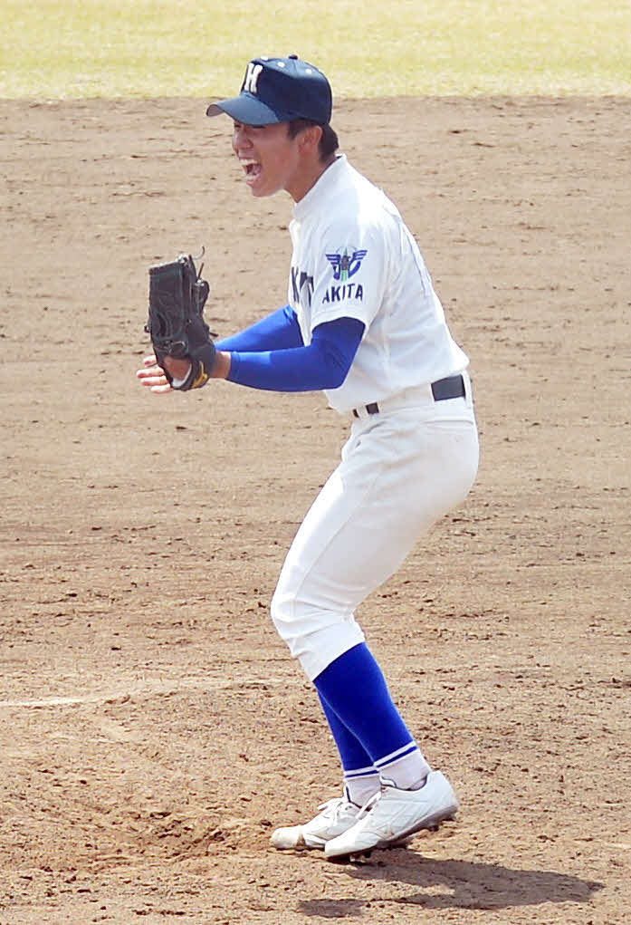 最後の打者を右飛に打ち取り、笑顔を見せる秋田北鷹・相馬