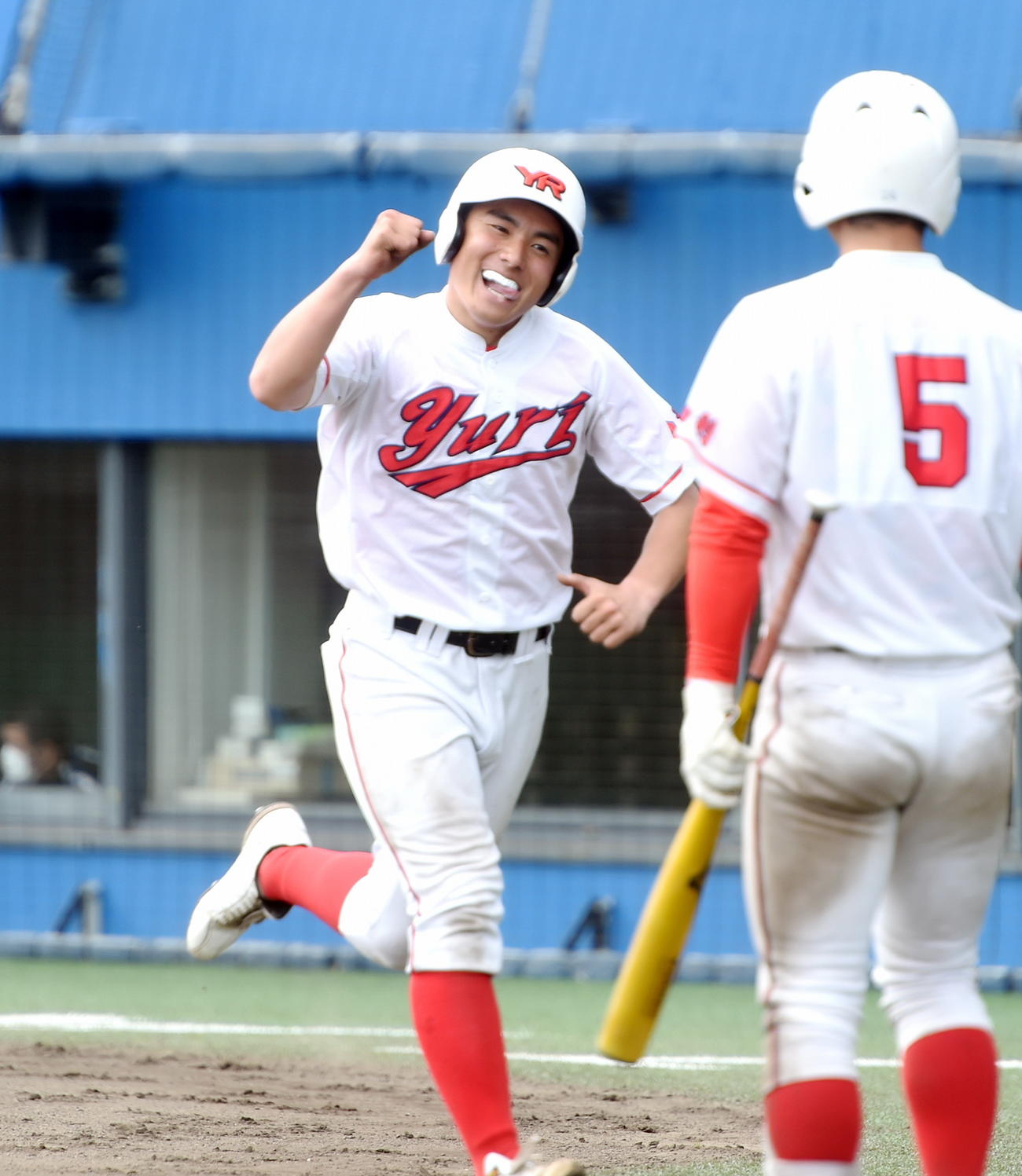 由利工対由利　7回裏由利2死二塁、斉藤流の適時打で生還しガッツポーズする小松（撮影・山田愛斗）