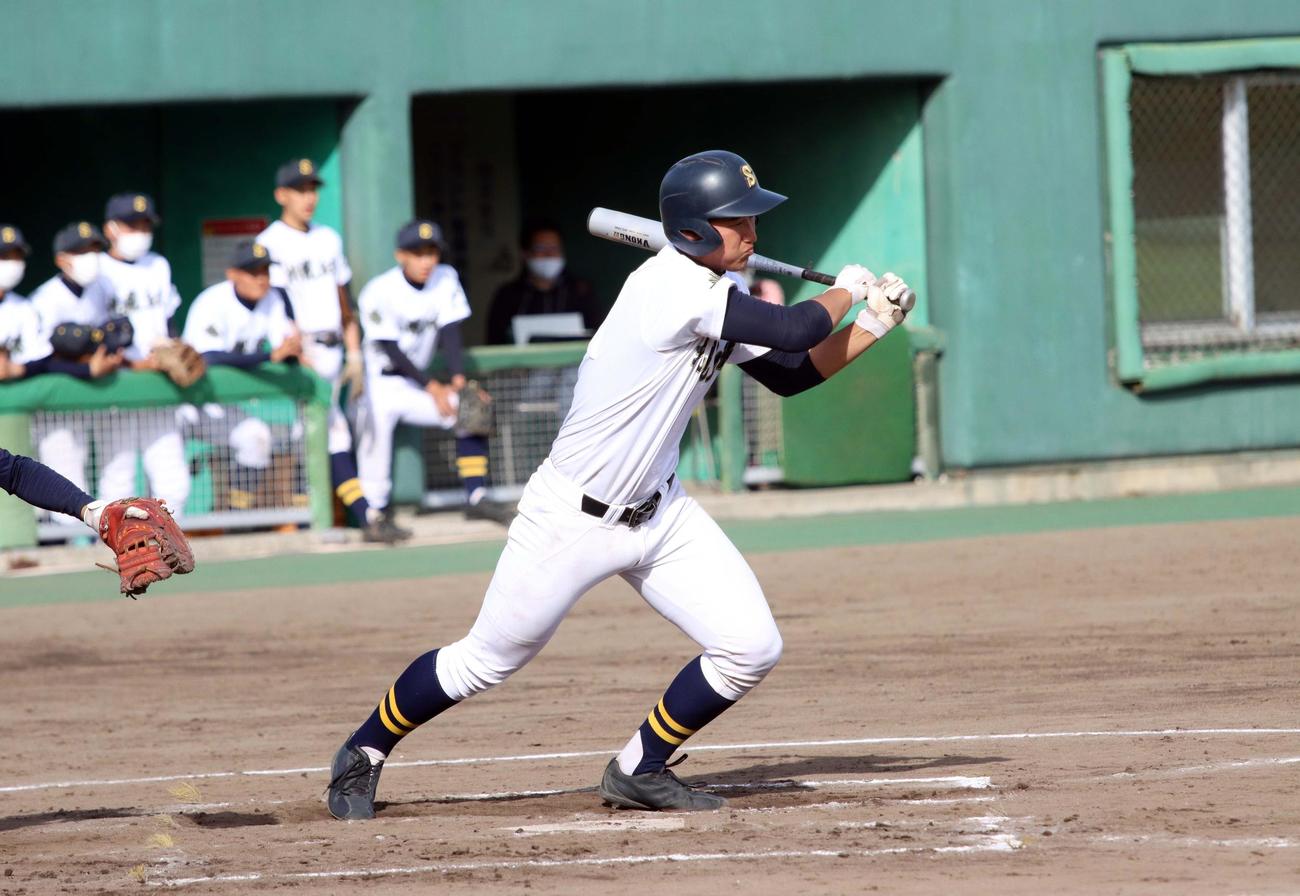 札幌丘珠対札幌北　7回裏札幌丘珠無死一、二塁、新出が勝ち越しの中前適時打を放つ（撮影・永野高輔）