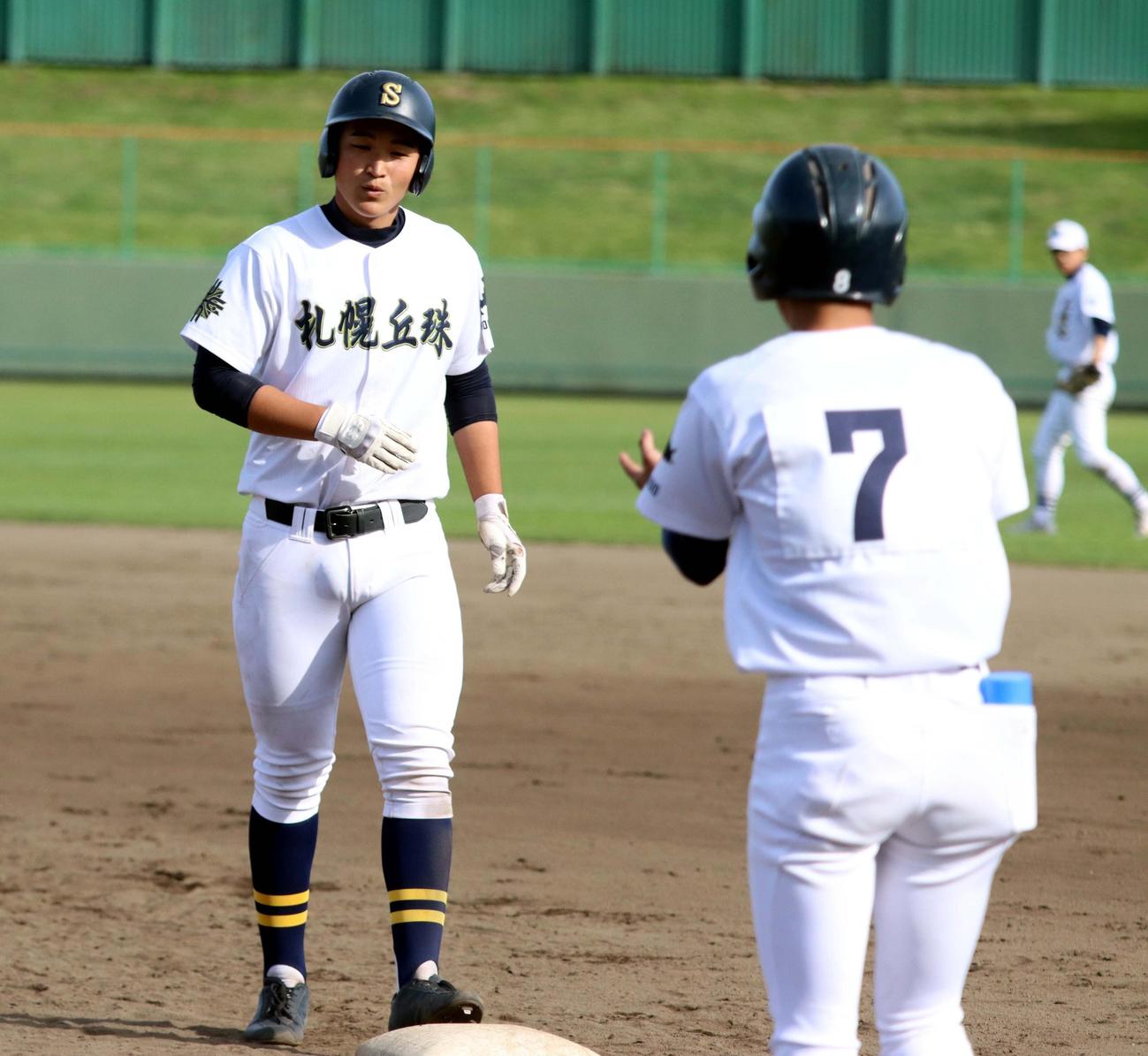 札幌丘珠対札幌北　7回裏札幌丘珠無死一、二塁、新出が勝ち越しの中前適時打を放ち塁上でほっとした表情をする（撮影・永野高輔）