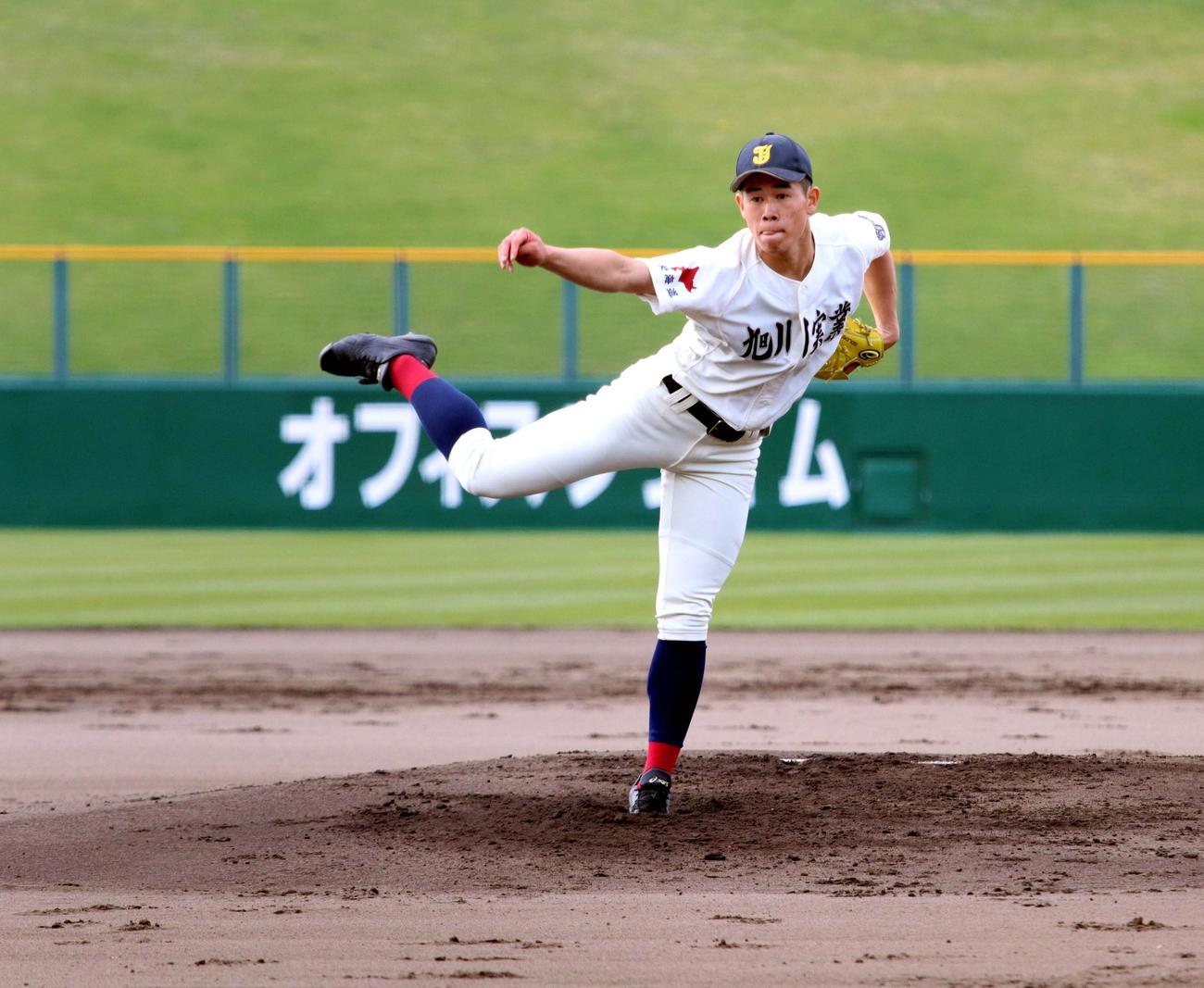 旭川実対留萌　4回1安打無失点、自己最速タイの147キロをマークするなど好投した旭川実のエース田中楓（撮影・永野高輔）