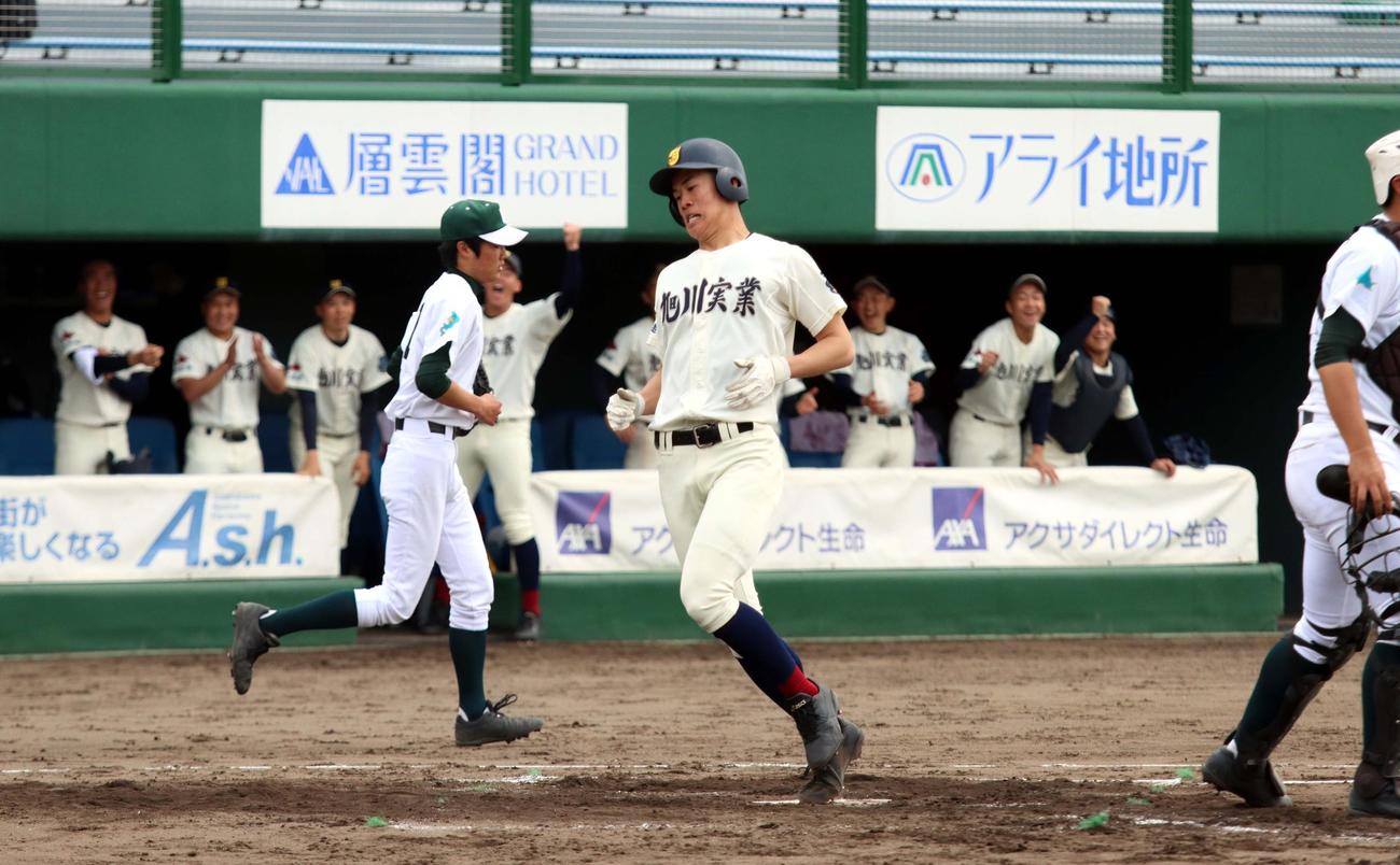 旭川実対留萌　3回旭川実1死一、二塁、右越えランニング本塁打を放ち生還する田中楓（撮影・永野高輔）