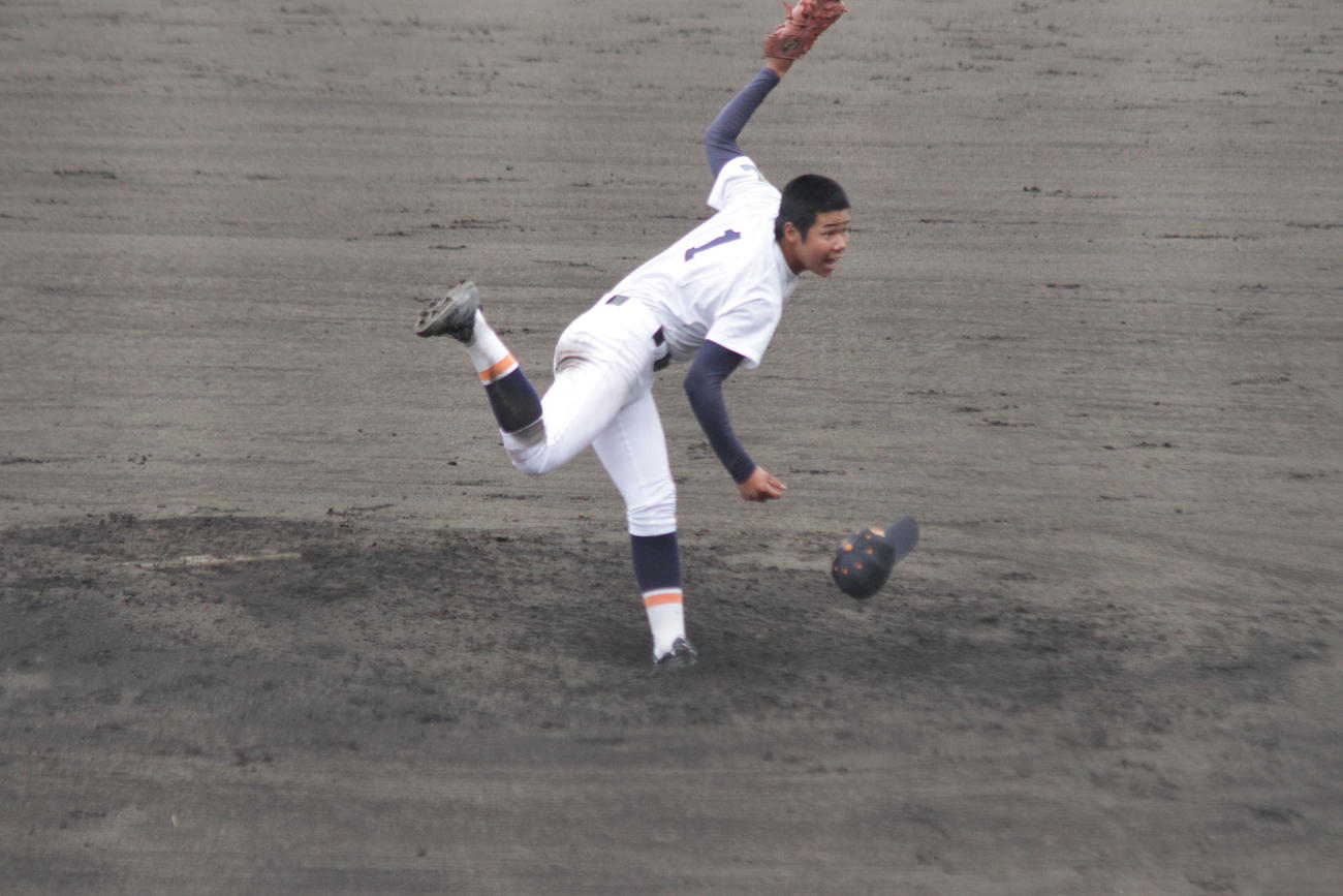 神港学園のエース加藤大投手が帽子を飛ばしながら力投して24年ぶりの春県制覇を達成した
