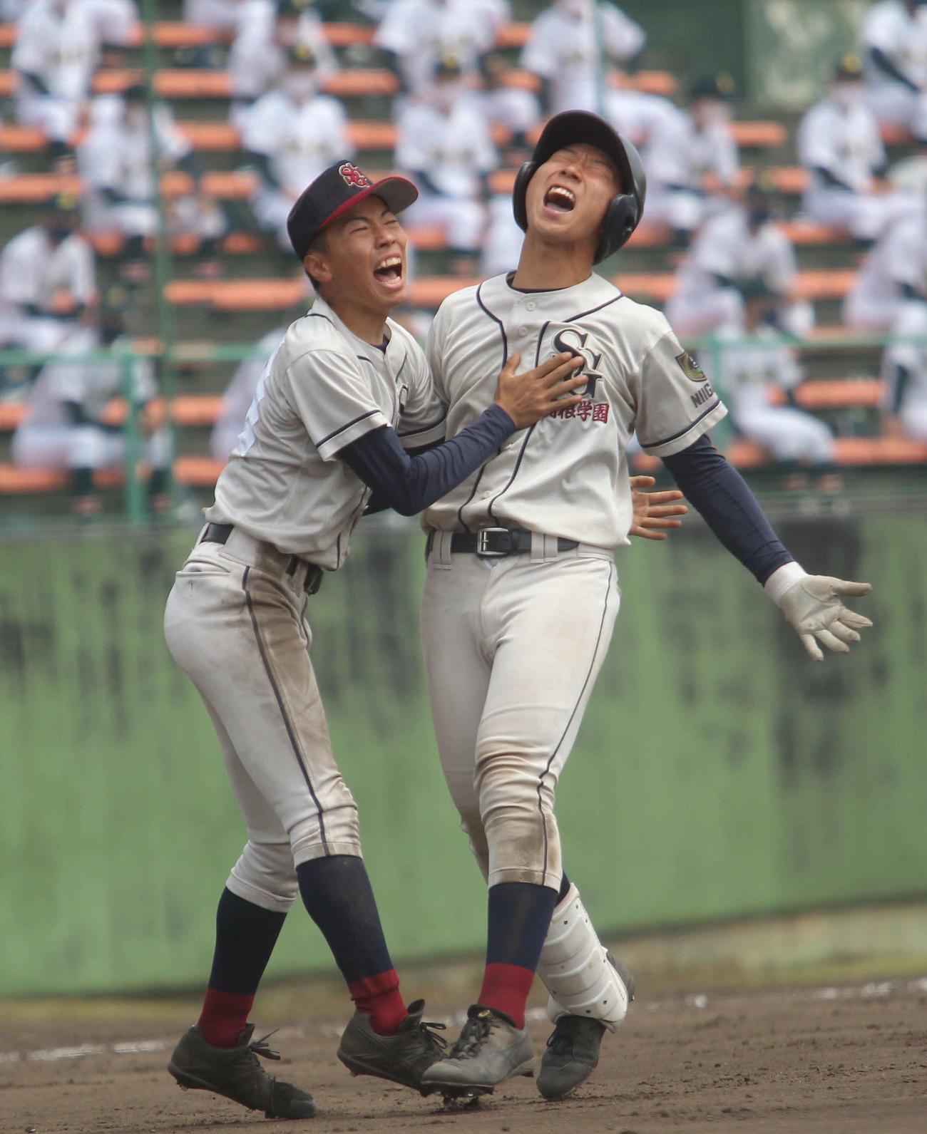 逆転サヨナラ打の大竹（右）はチームメートの増井に迎えられる