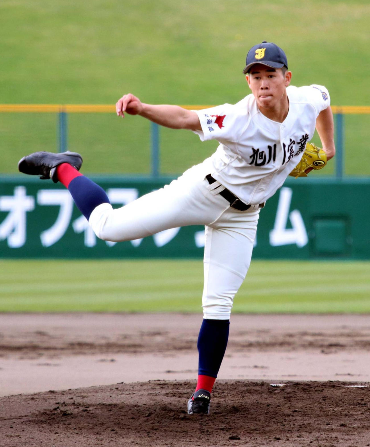 留萌対旭川実　力投する旭川実の田中楓（撮影・永野高輔）