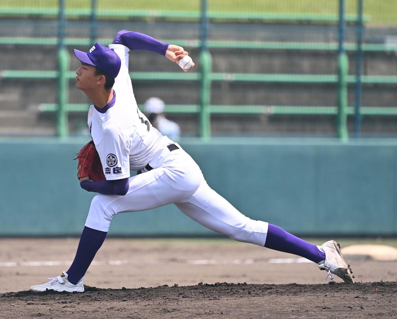 畝傍対天理　天理先発で登板するエース達孝太（撮影・上田博志）