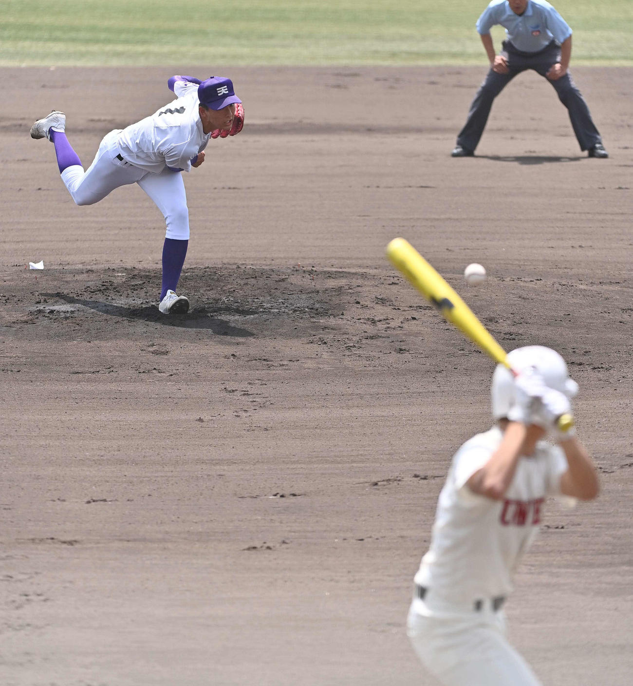 畝傍対天理　1回表畝傍2死一塁、4番根来瑛から見逃し三振を奪うエース達（撮影・上田博志）