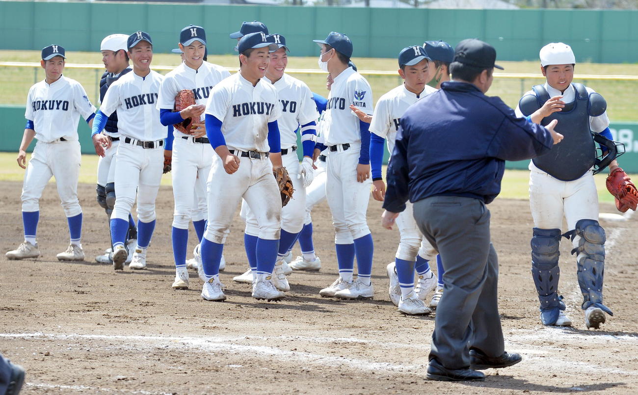 大館鳳鳴対秋田北鷹　試合に勝利し笑顔を見せる秋田北鷹ナイン（撮影・佐藤究）