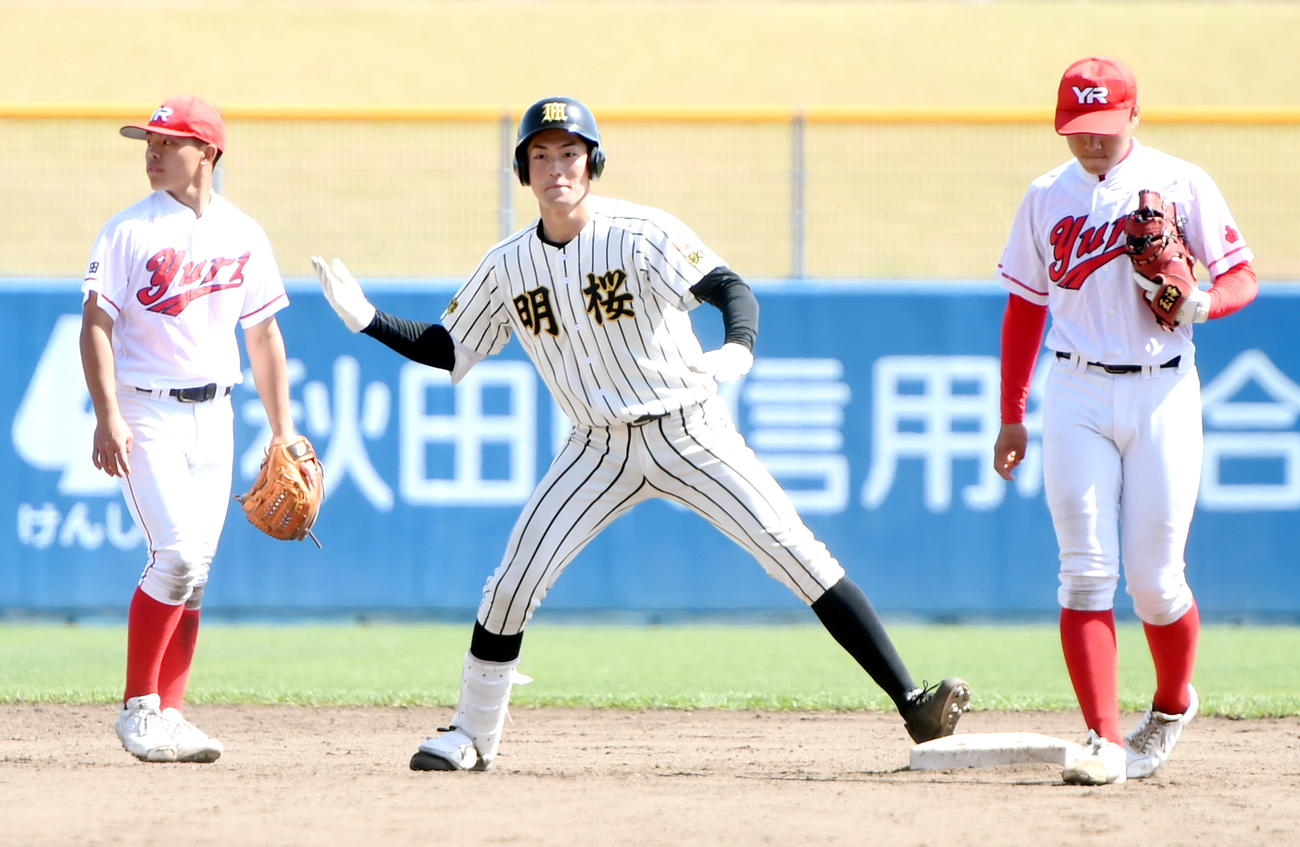 6回、2点適時二塁打を放ちベンチに向けてポーズする風間（中央）
