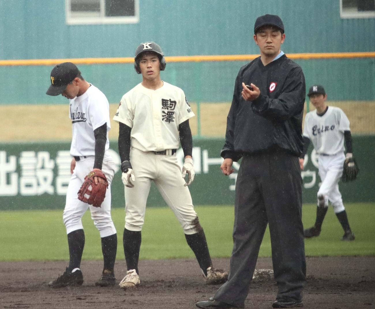 駒大苫小牧対苫小牧西・白老東・富川・えりも　1回裏駒大苫小牧1死二、三塁、荒木が中前に2点適時打を放ち送球間に二塁へ進む（撮影・永野高輔）