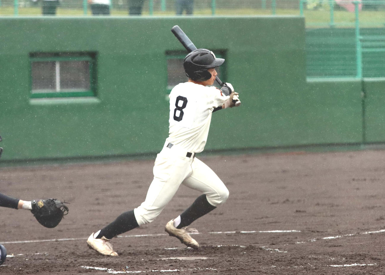 駒大苫小牧対苫小牧西・白老東・富川・えりも　1回裏駒大苫小牧1死二、三塁、荒木が中前に2点適時打を放つ（撮影・永野高輔）
