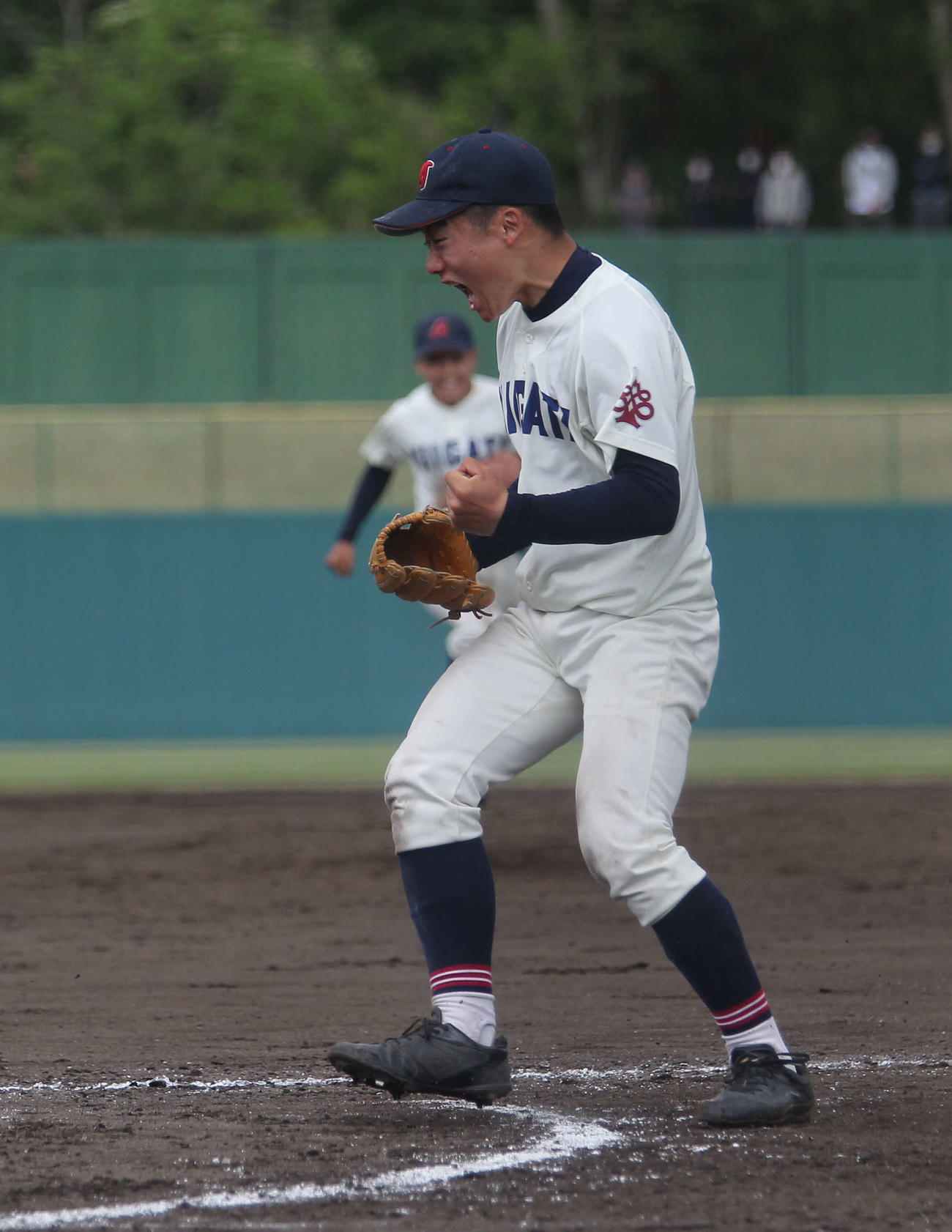 6回から救援し無失点に抑えた新潟・杉本はガッツポーズ