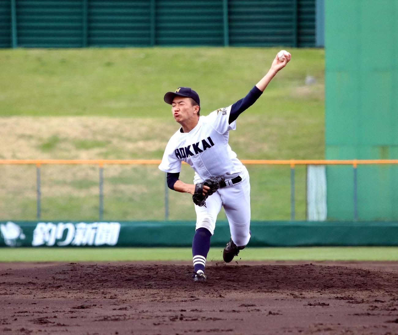 北海対札幌南　9回14奪三振完封で勝利に導いた北海エース木村（撮影・永野高輔）