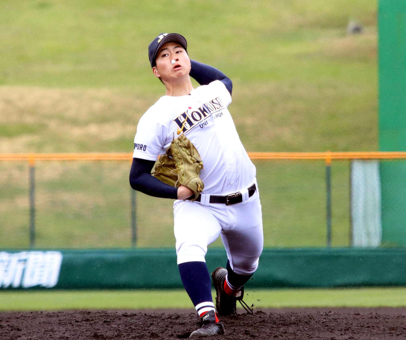 2回途中から鼻血を出しながらも、9回3安打1失点完投した北星学園大付の左腕エース中村（撮影・永野高輔）