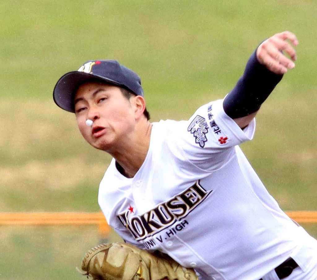 鼻血を出した北星学園大付・中村は鼻に綿を詰めながら力投する（撮影・永野高輔）