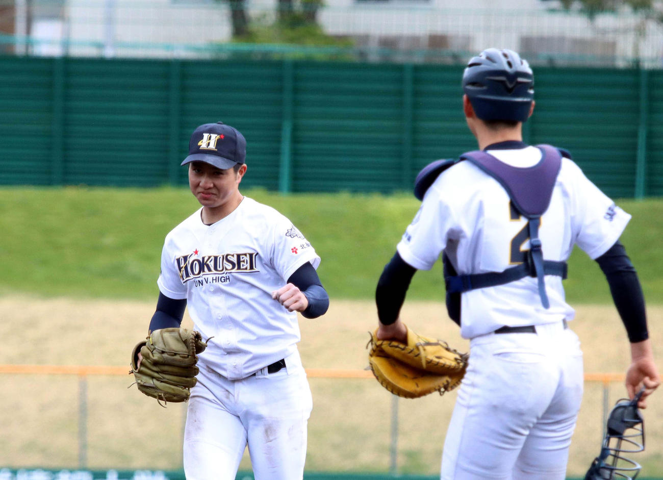 勝利の瞬間、左手を握り喜ぶ北星学園大付エース中村（左）。は角田捕手（撮影・永野高輔）