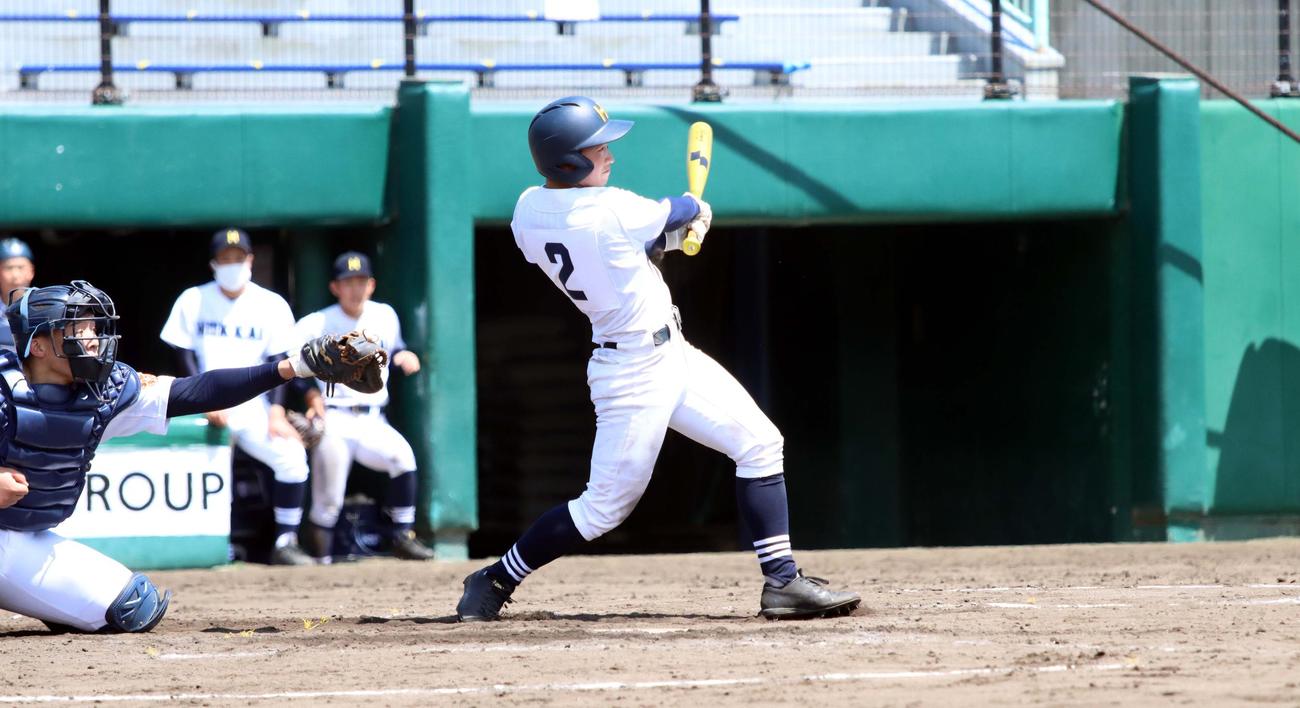 札幌大谷対北海　4回裏北海1死一塁、井尻が先制の左越え適時二塁打を放つ（撮影・永野高輔）