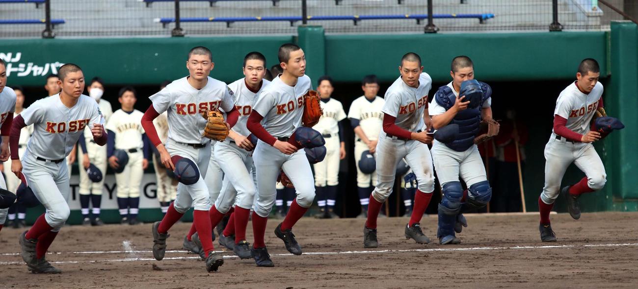札幌光星対札幌平岡　代表決定戦進出を決め駆けだす札幌光星ナイン（撮影・永野高輔）