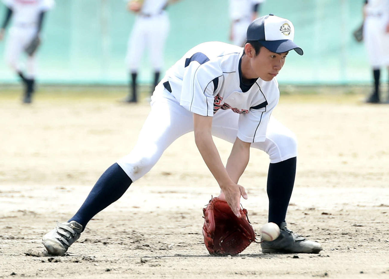 守備練習で捕球する高橋主将